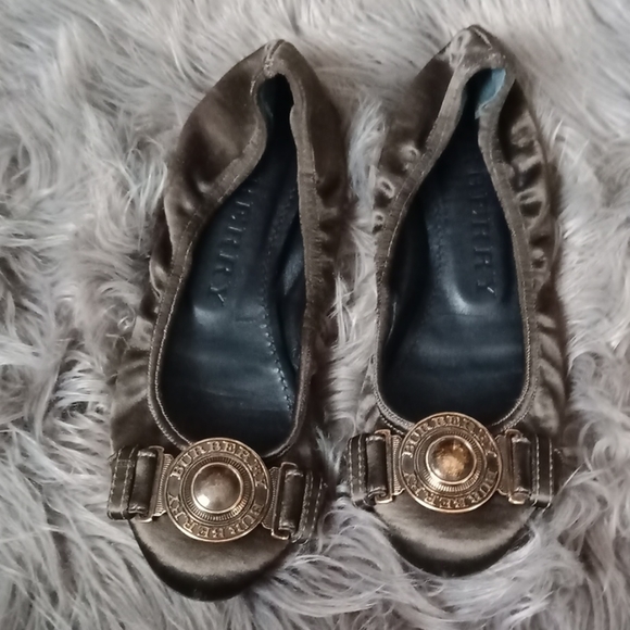 Burberry flats - Picture 1 of 8
